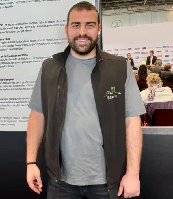 Jacques Fitoussi, fondateur et directeur d'EcoVie, lors d'un salon professionnel