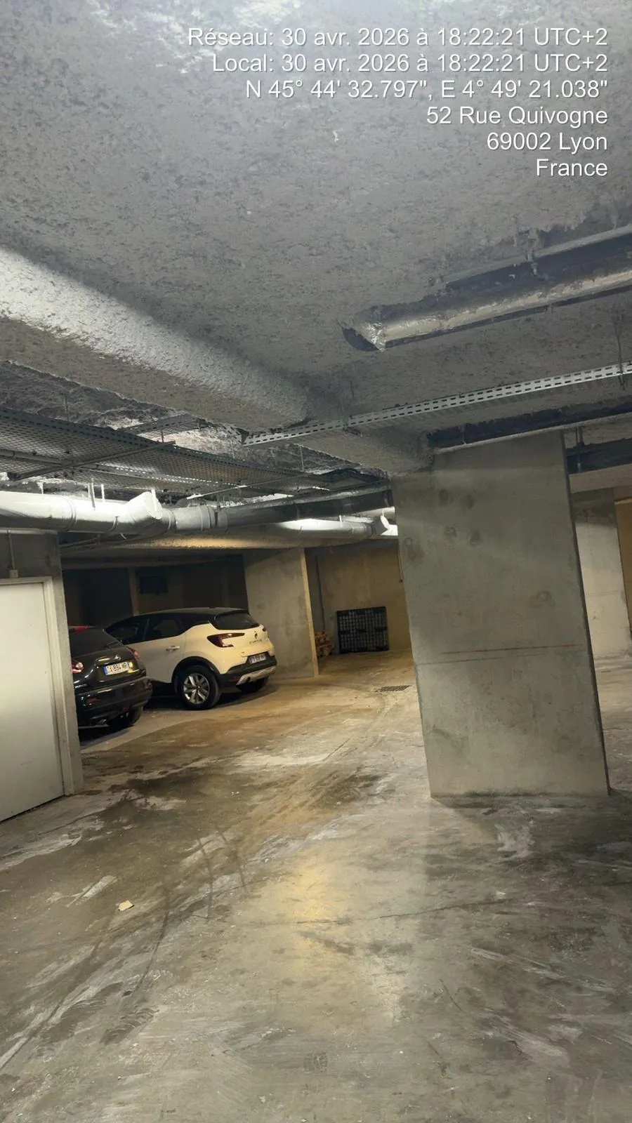 Plafond de parking avec réseaux apparents