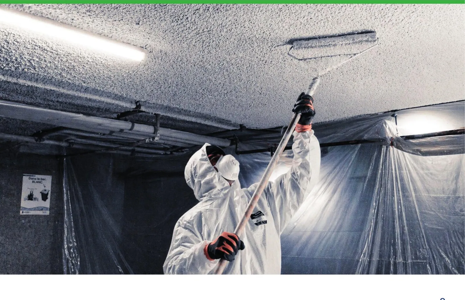 Ouvrier isolant le plafond d'un sous-sol