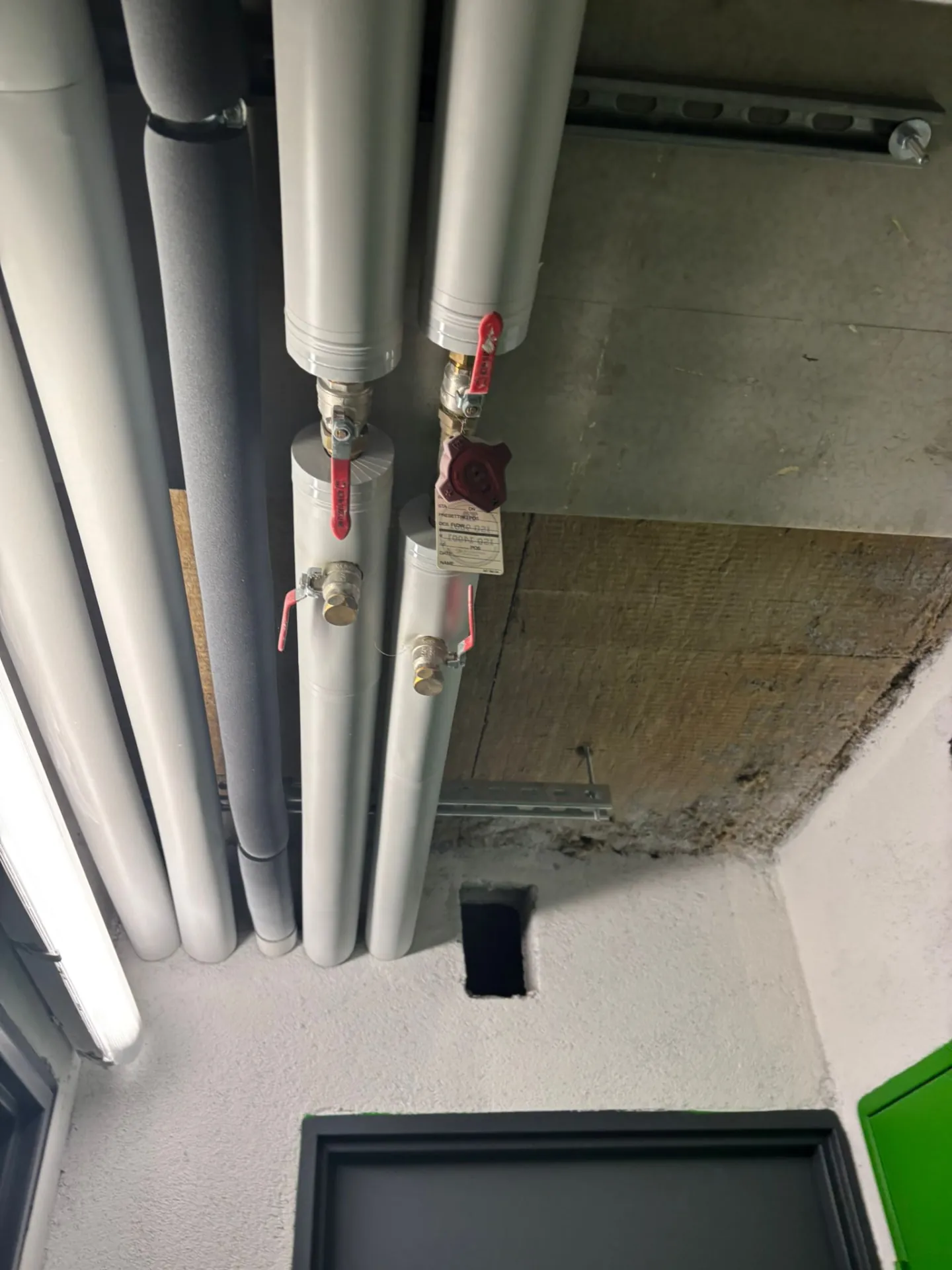 Réseau de distribution avec vannes d'équilibrage en chaufferie collective