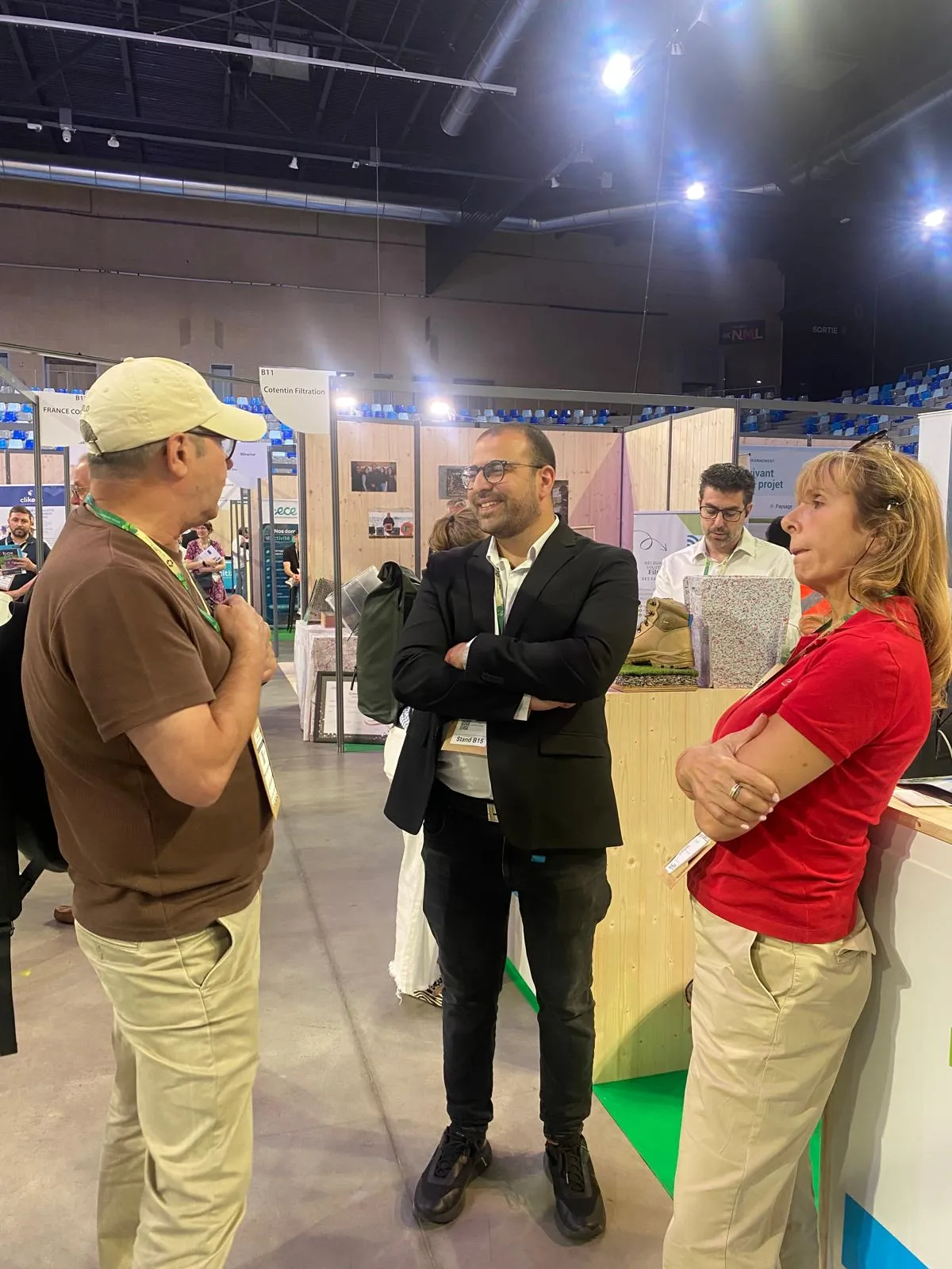 Stand EcoVie lors d'un salon professionnel avec visiteurs et équipe