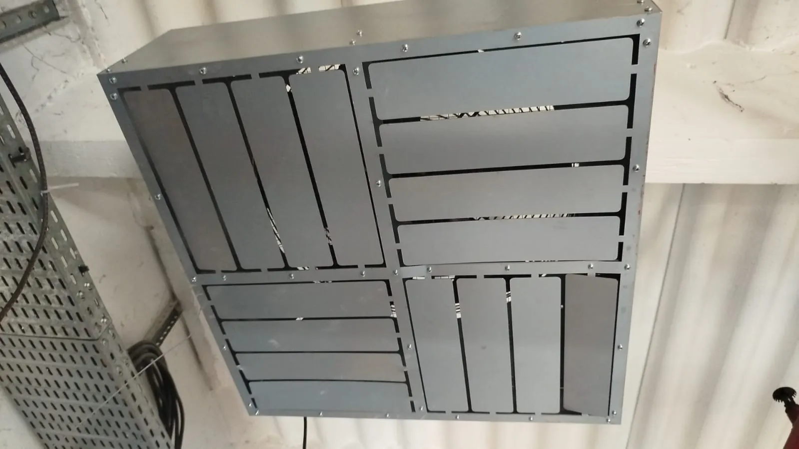Déstratificateur d'air fixé au plafond d'un local technique