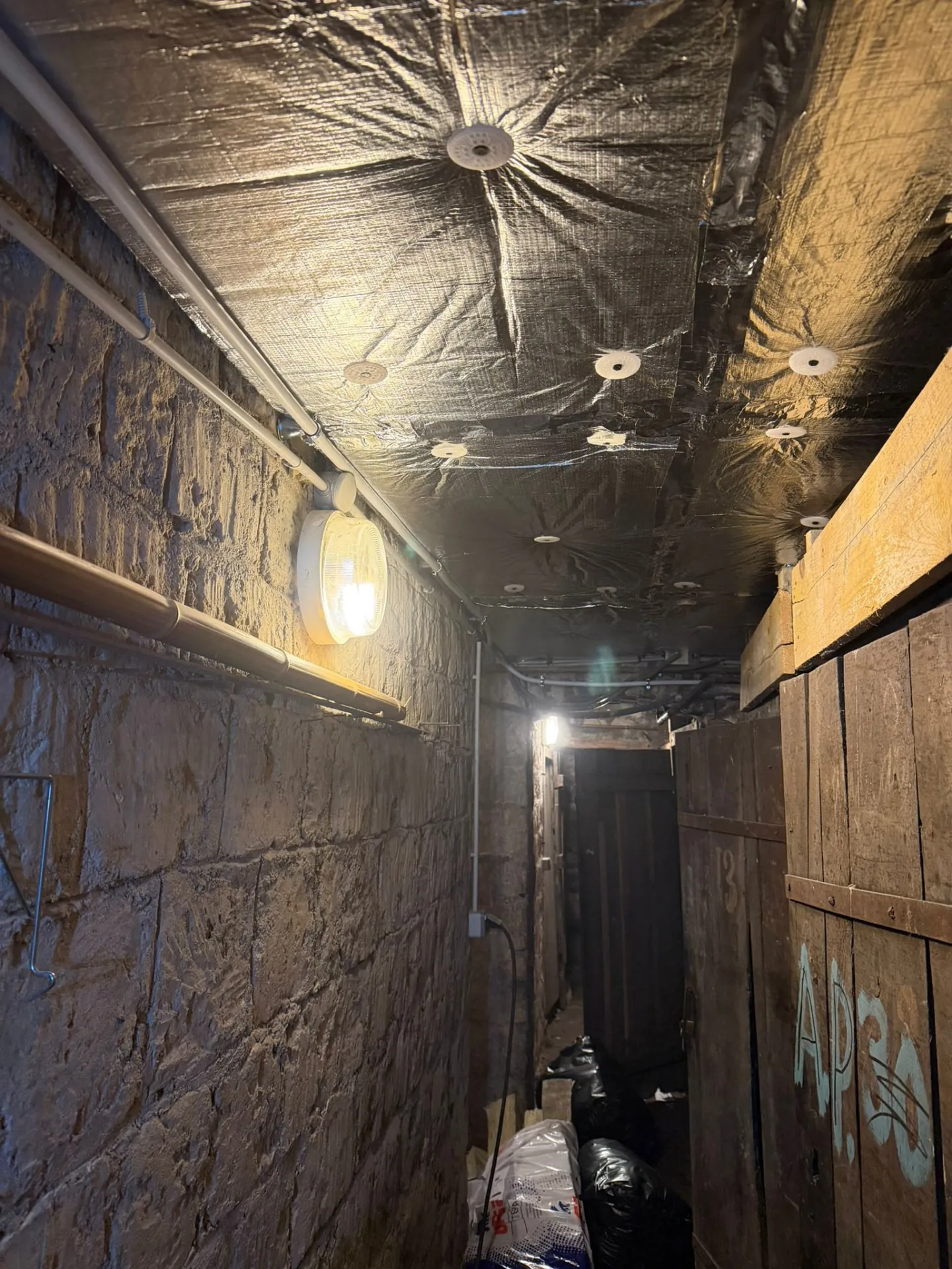 Isolation de plafond de sous-sol avec membrane réfléchissante