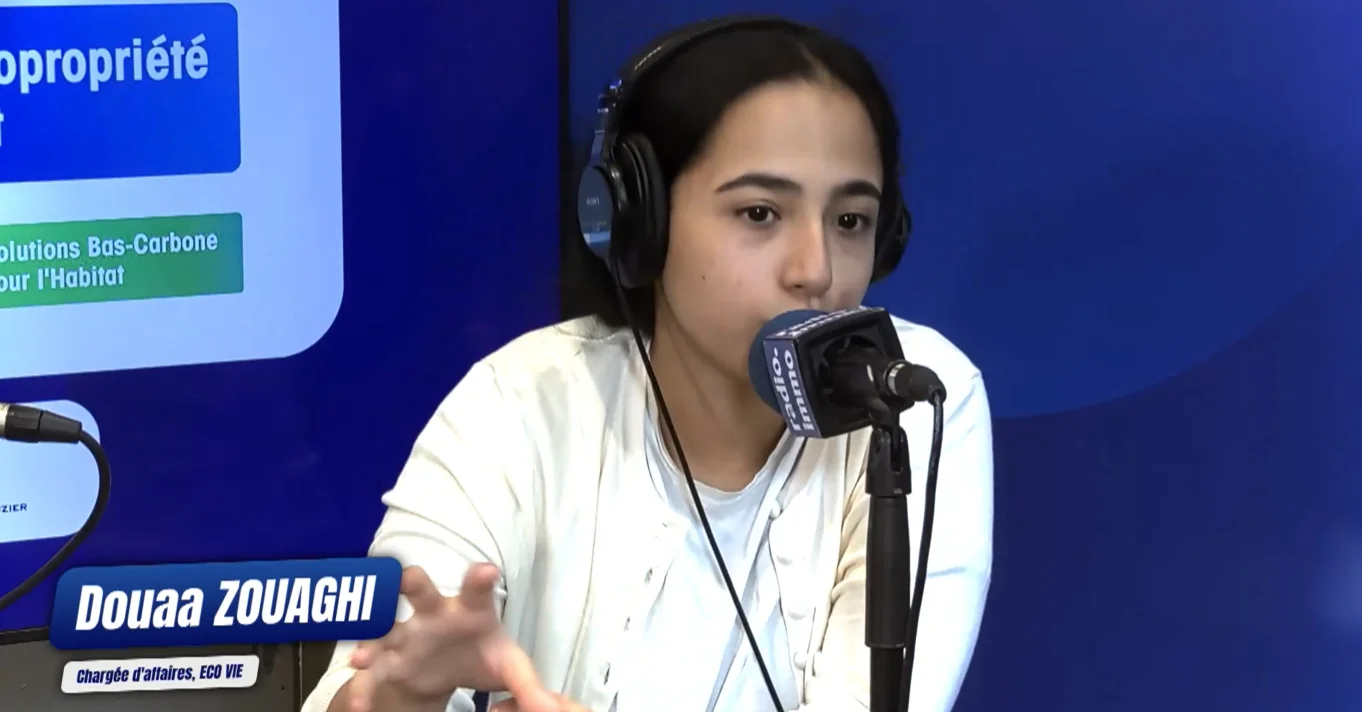 Douaa Zouaghi, chargée d'affaires chez EcoVie, interviewée en plateau sur Radio Immo