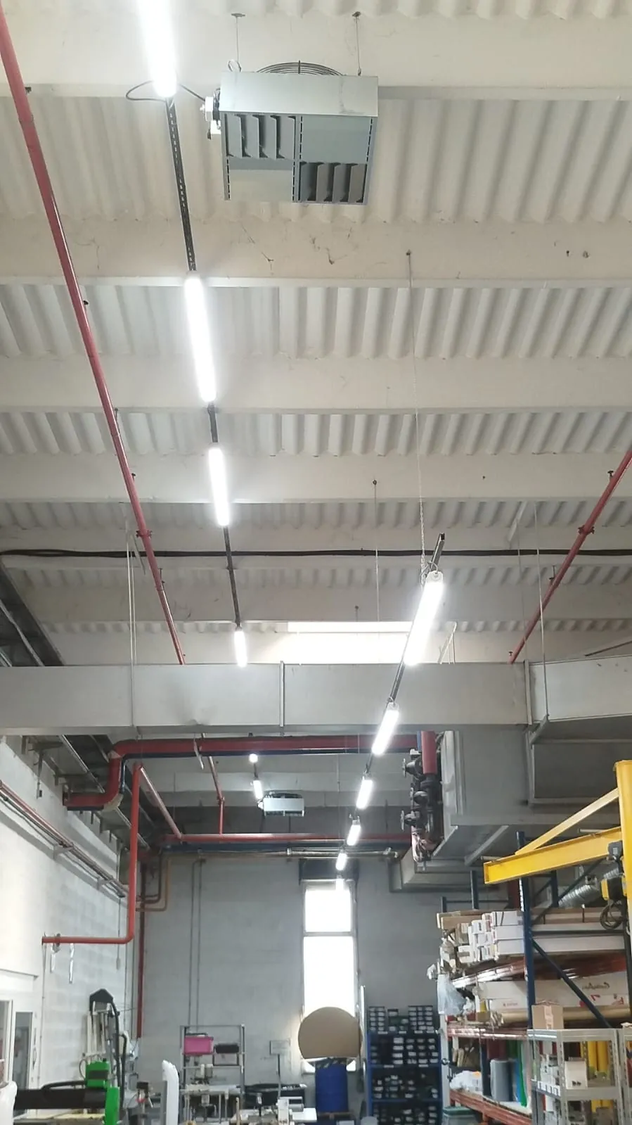 Plafond d'entrepôt avec déstratificateurs et éclairage linéaire